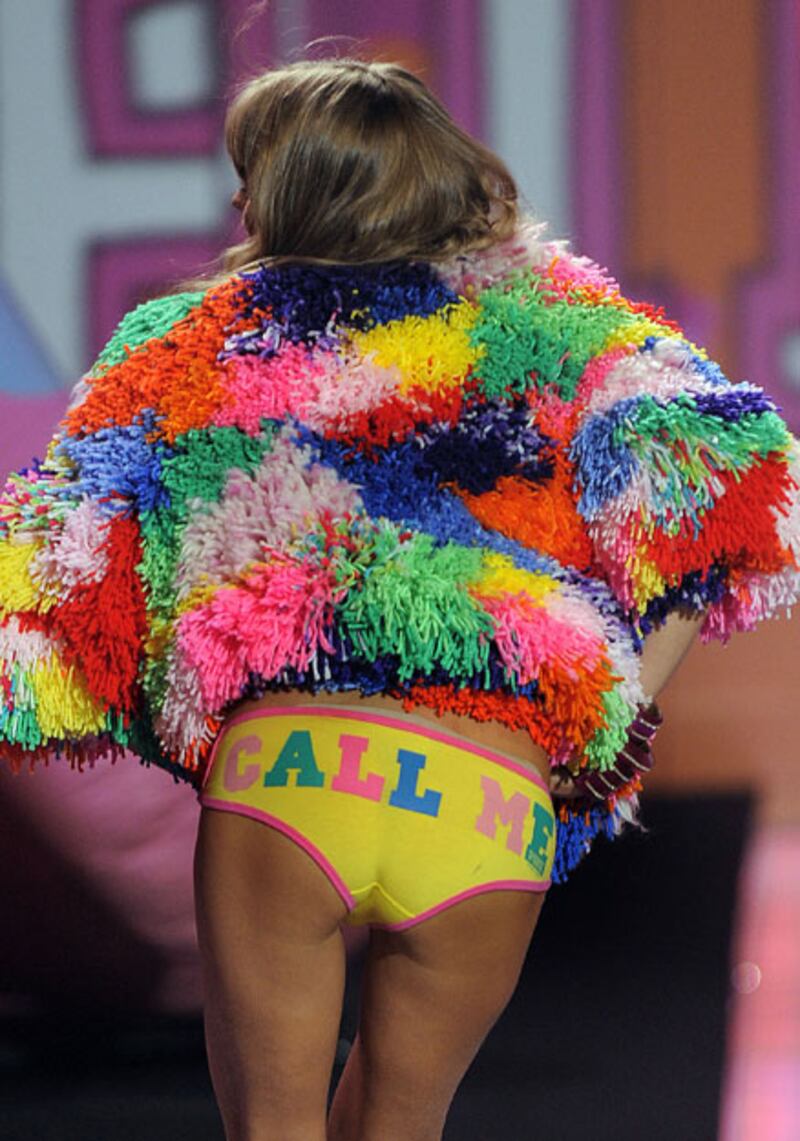 galleries/2009/11/19/victoria-s-secret-fashion-show-2009/victorias-secret-call-me_iizjkk