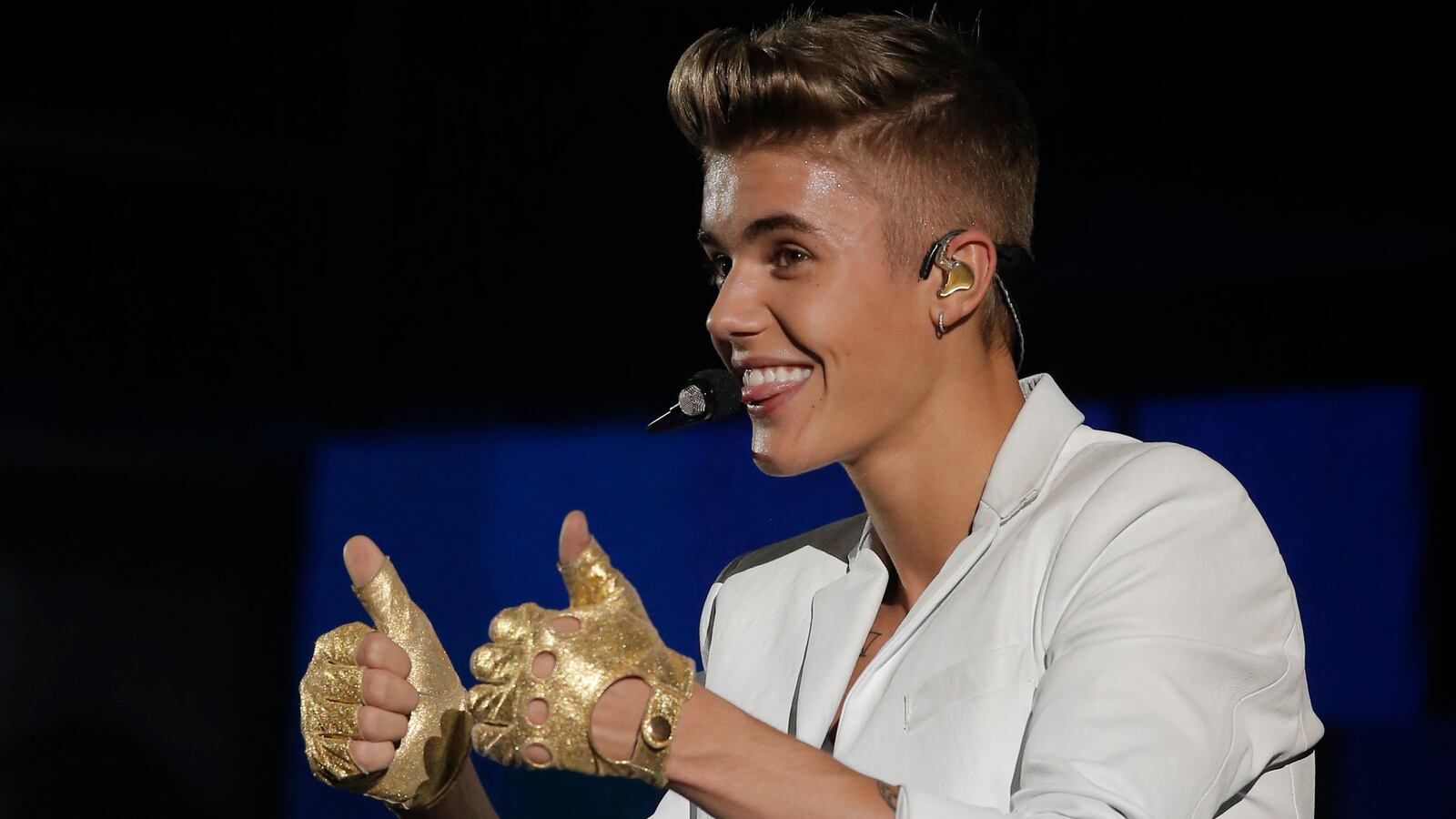 cheats/2013/05/28/cops-visit-justin-bieber-s-house/130528-bieber-cheat_l2g0mx