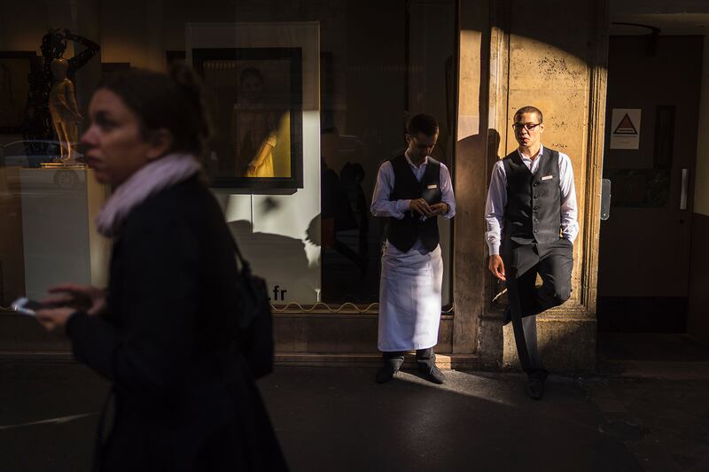 220808-paris-waiter-embed-05_pcjjh9