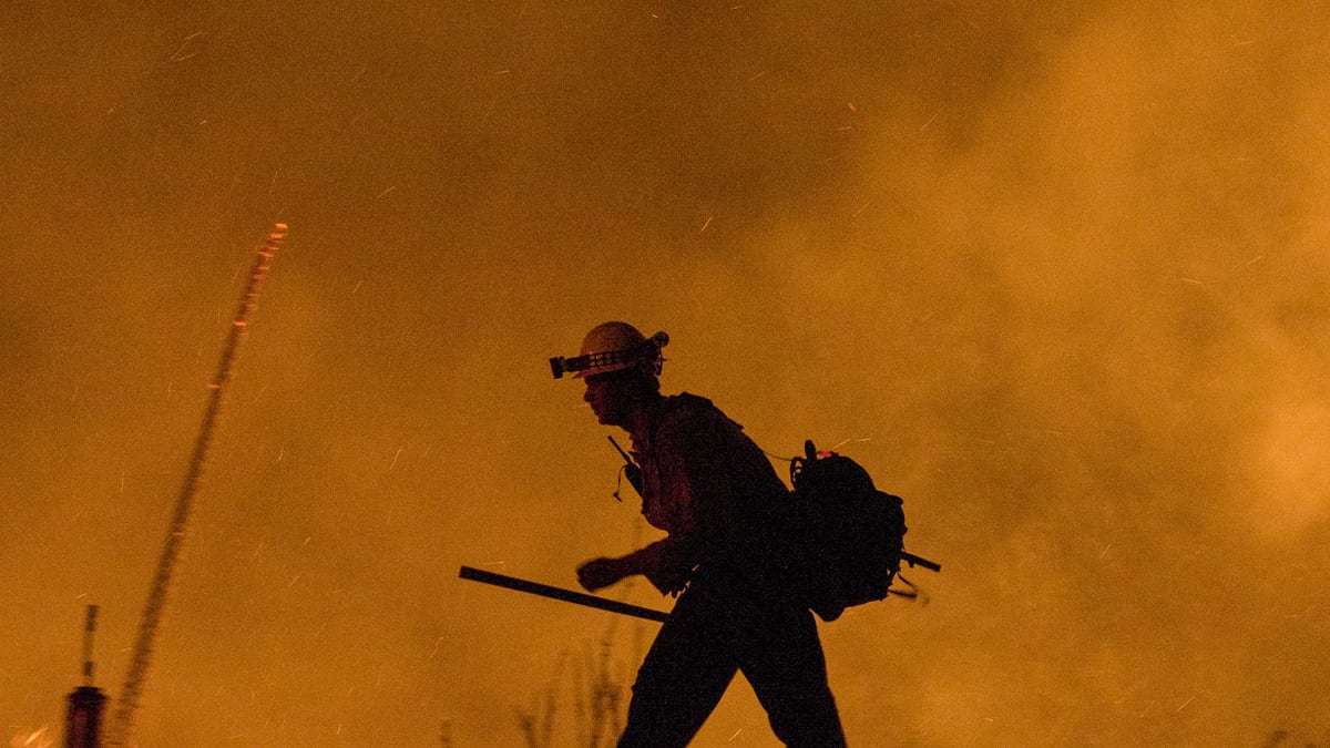 cheats/2015/08/21/australia-sends-70-experts-to-u-s-wildfires/150821-calif-wildfire-cheat_ch8zis