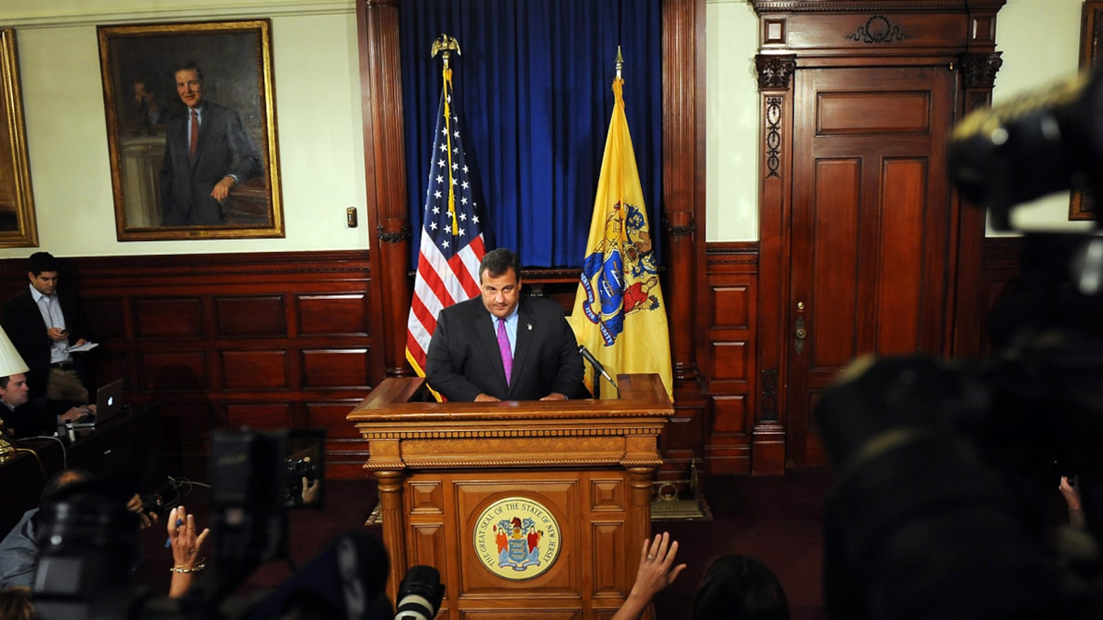 articles/2011/10/04/chris-christie-displays-likable-touch-even-as-he-opts-out-of-2012-bid/christie-announcement-daly_qh4s8s