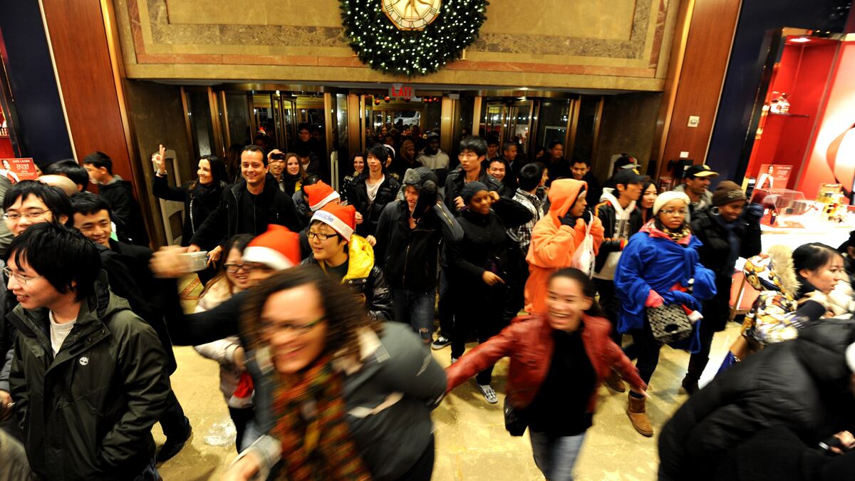 cheats/2011/11/25/woman-pepper-sprays-shoppers/black-friday-cheat_w3ul9r