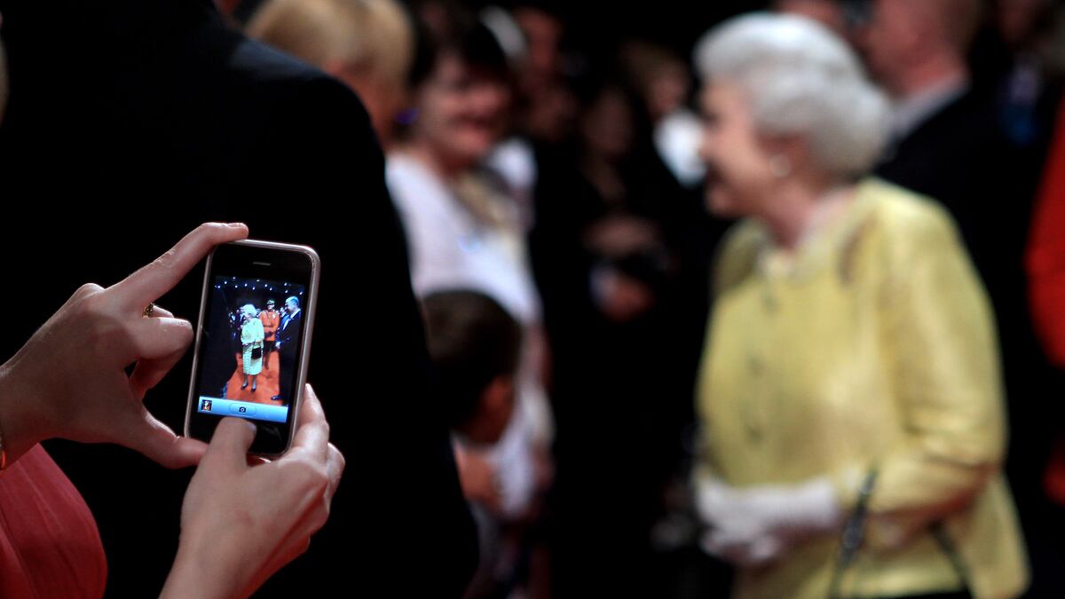 articles/2014/09/02/why-the-queen-hates-mobile-phone-waving-crowds/queen-mobile_e4ekn8