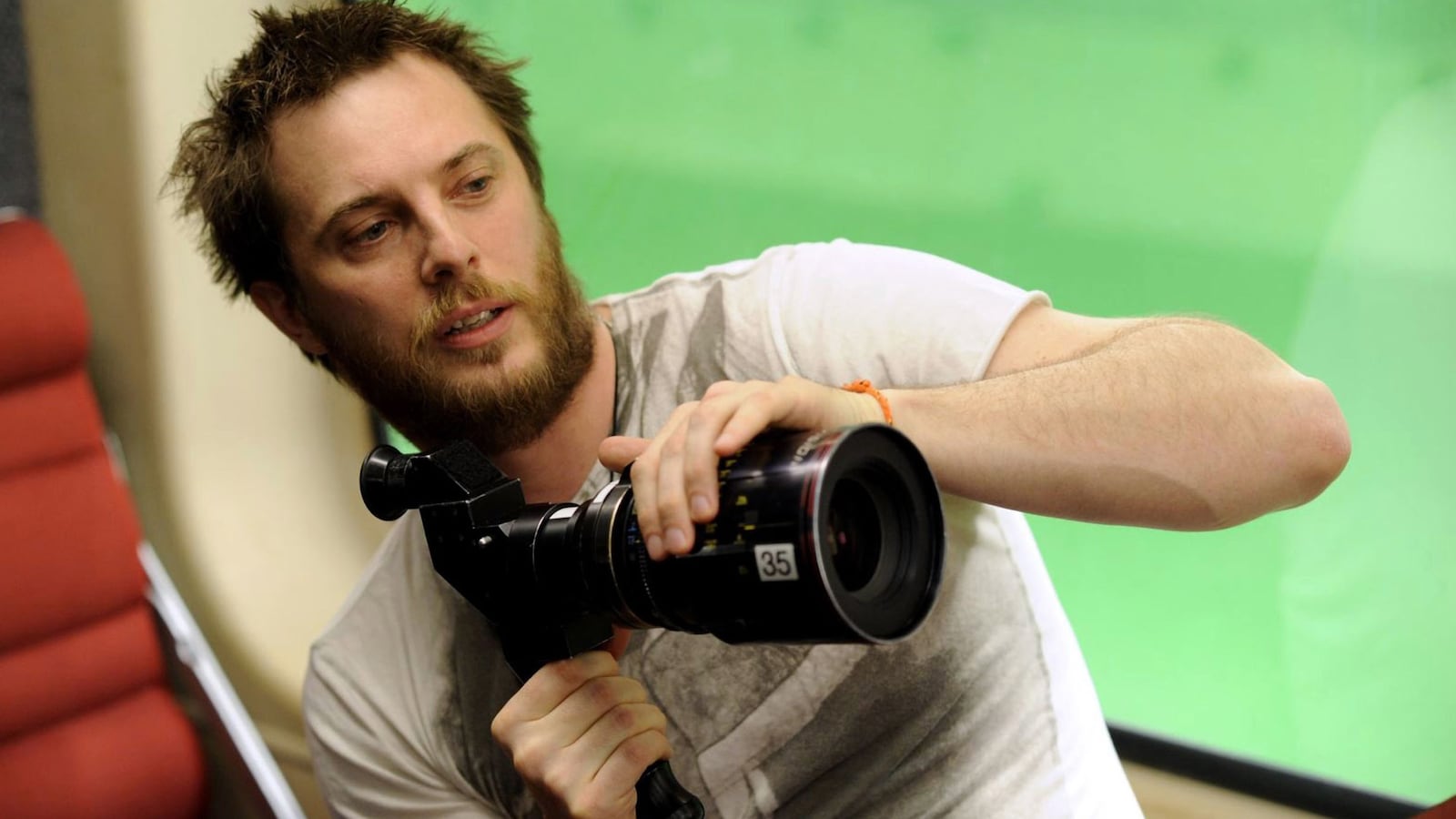 180223-duncan-jones-tease_xqwepu