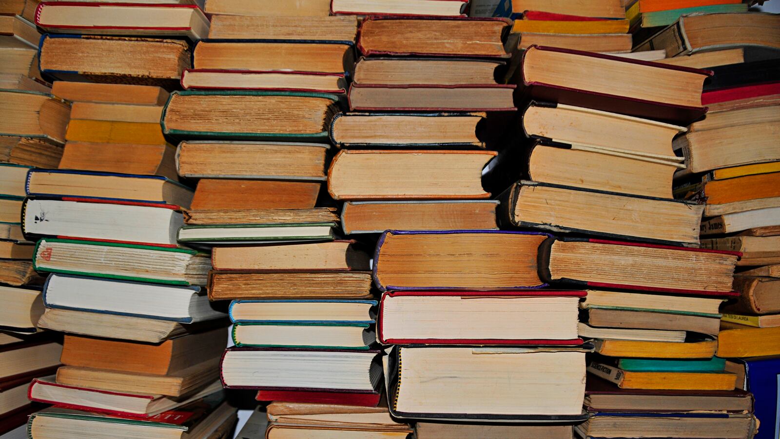 cheats/2013/07/25/sweden-recovers-stolen-books/book-gift-chat-tease_au2kbd