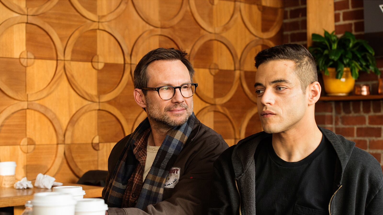 articles/2015/09/02/mr-robot-speaks-christian-slater-on-mr-robot-s-shocking-roanoke-delayed-finale-and-season-2/150902-leon-robot-tease_hn32ks