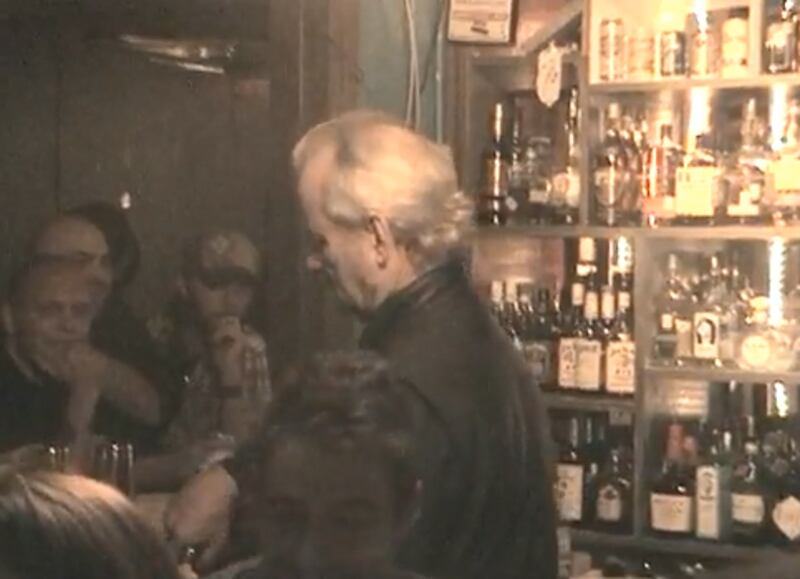 galleries/2011/01/06/bill-murray-s-wackiest-moments/bill-murray---bartending_dfzs8w