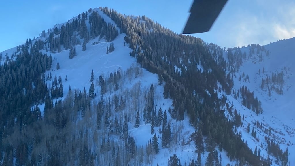 2021-02-07T214533Z_2134068517_RC2XNL92YP8J_RTRMADP_3_USA-AVALANCHE-UGC_nkxsy2