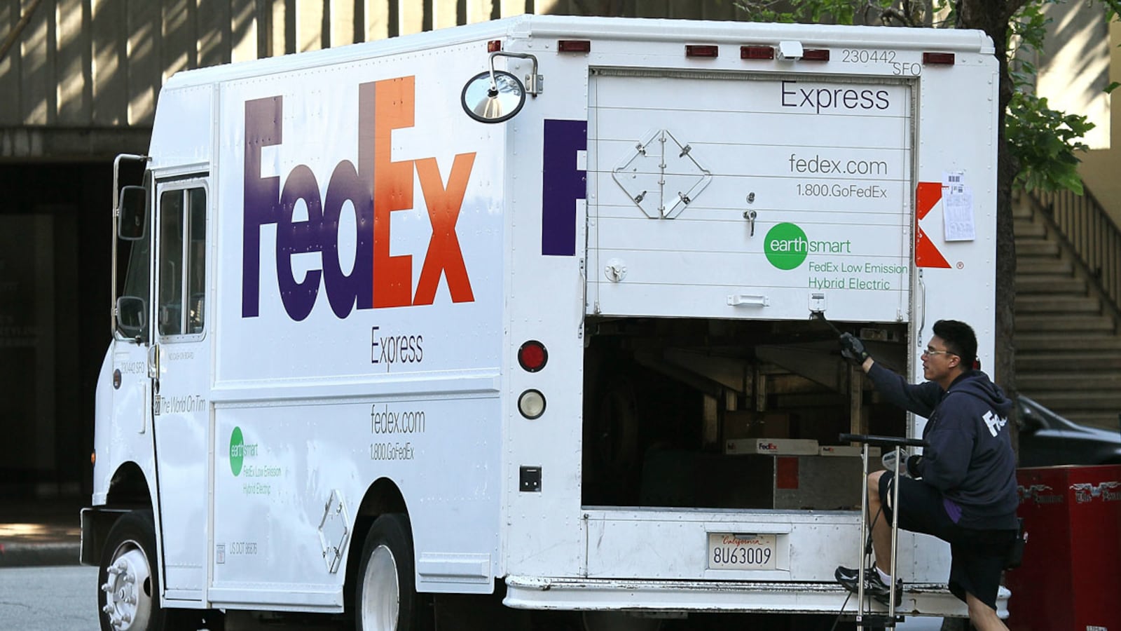 cheats/2012/09/19/fedex-cuts-earnings-outlook/earnings-outlook-dims-cheat_xxsryz