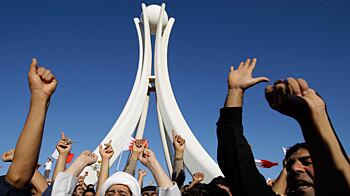 cheats/2011/02/19/bahrain-protesters-return-to-pearl-square/bahrain-protesters-in-pearl-square_rmymux