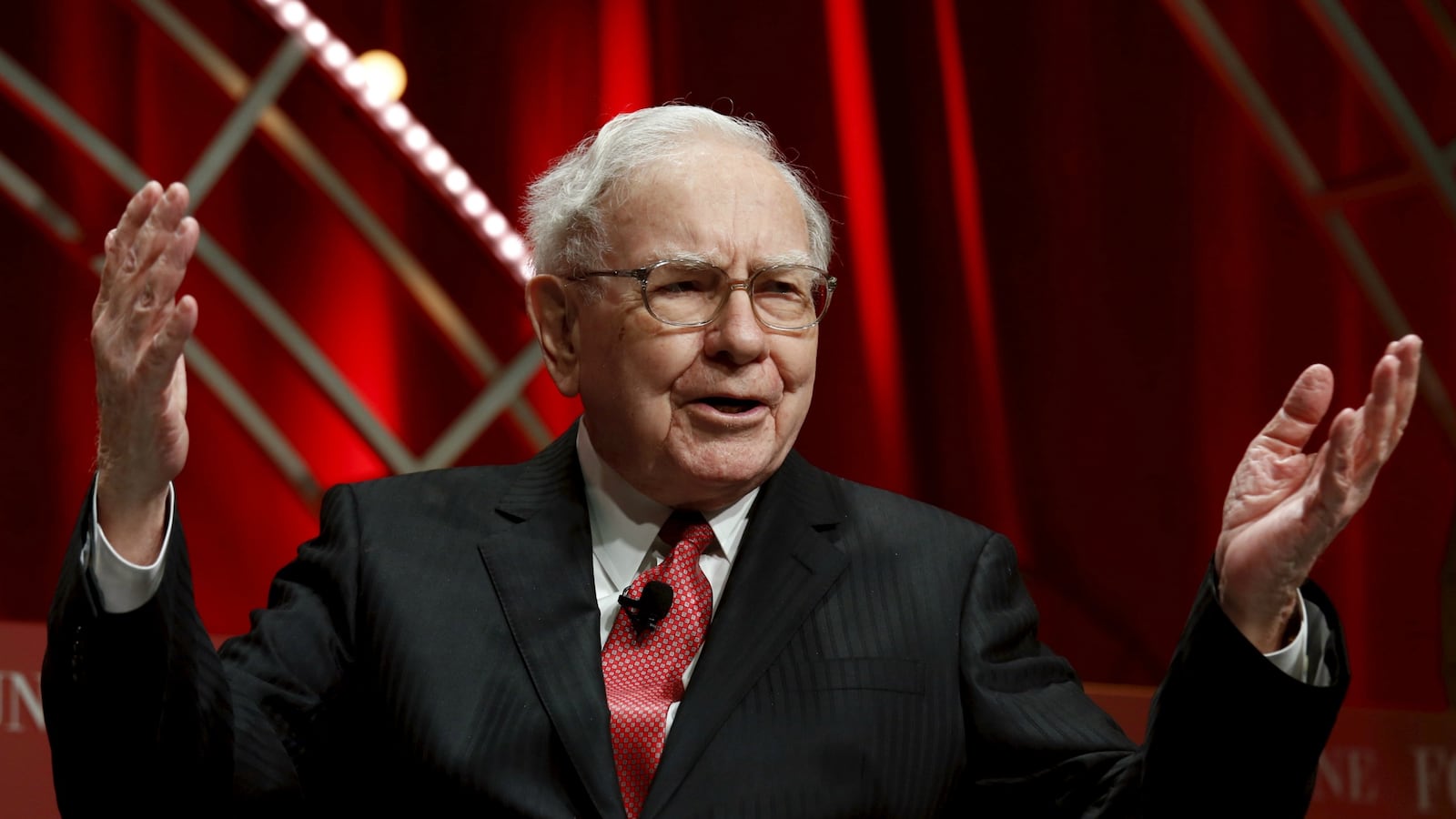 cheats/2016/02/27/buffett-candidates-are-wrong-on-economy/160227-warren-buffett-cheat_heytee