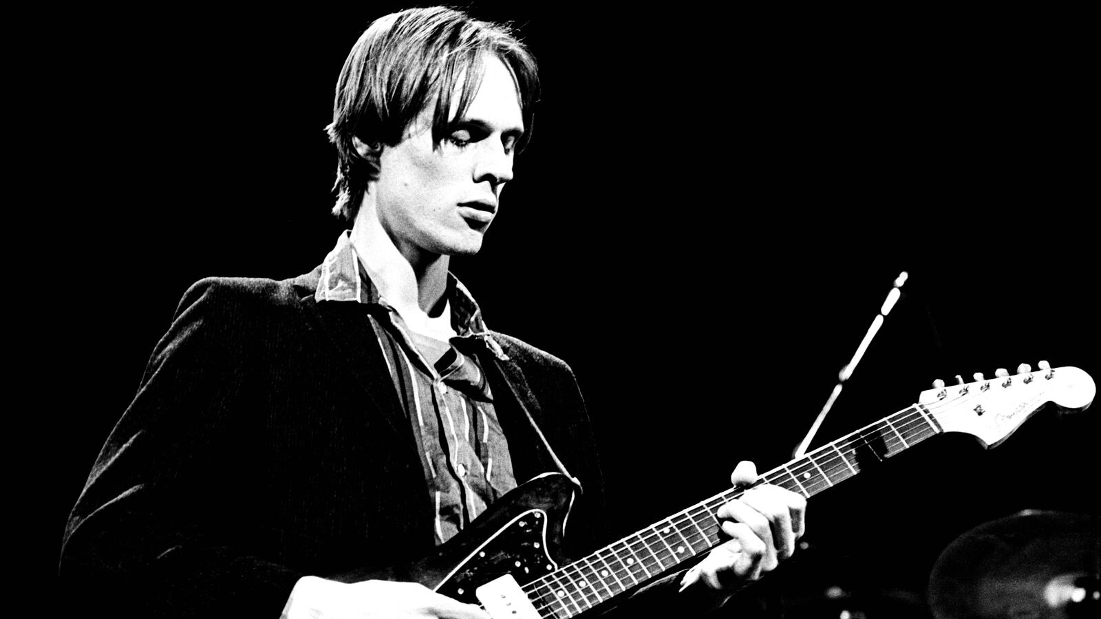 Tom Verlaine plays the guitar