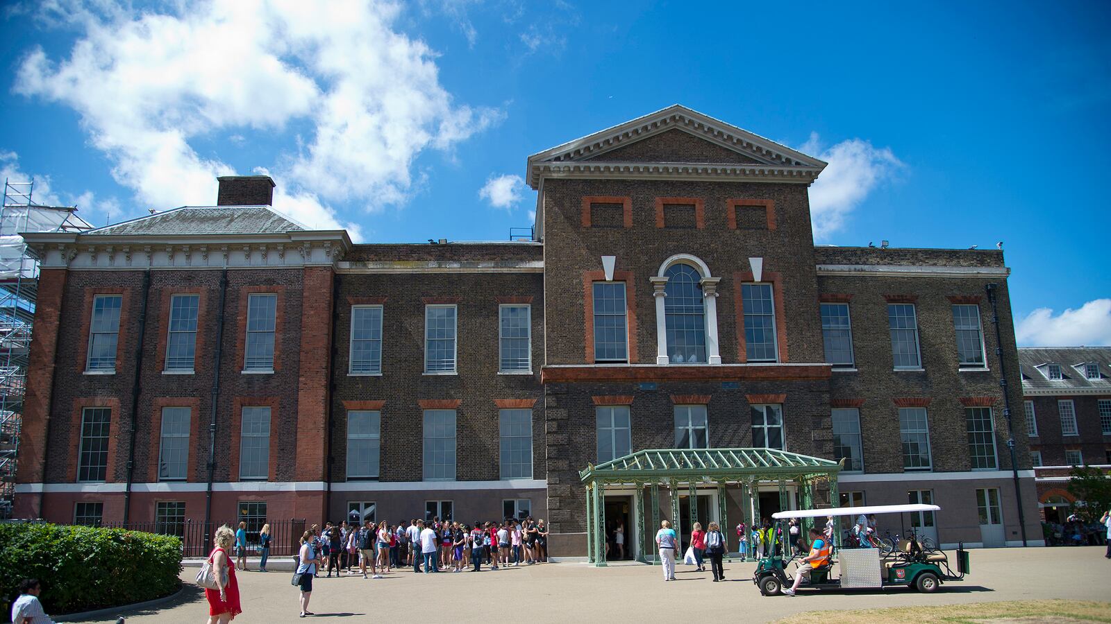 articles/2013/07/27/malice-in-the-palace-prince-george-s-treacherous-new-digs/130724-brown-kensington-tease_prtipp