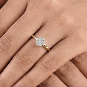 Model wearing the Luxuriant lab-grown diamond cluster ring on her hand