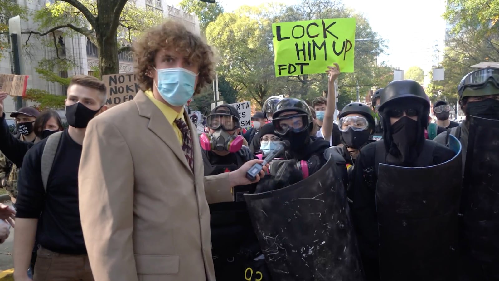 andrew-callaghan-and-protesters-in-black-bloc_o8hpdy