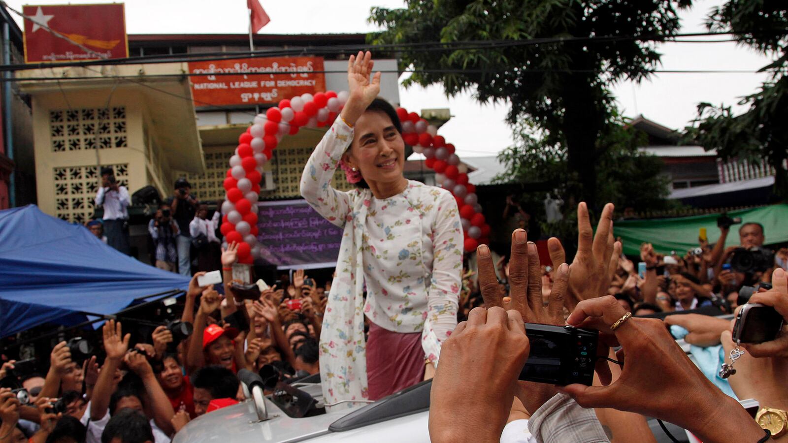 articles/2013/06/30/burmese-muslims-are-being-murdered-in-vicious-attacks-why-does-aung-san-suu-kyi-not-speak-up-by-peter-popham/130629-Popham-Aung-San-Suu-Kyi-tease_hlnoln