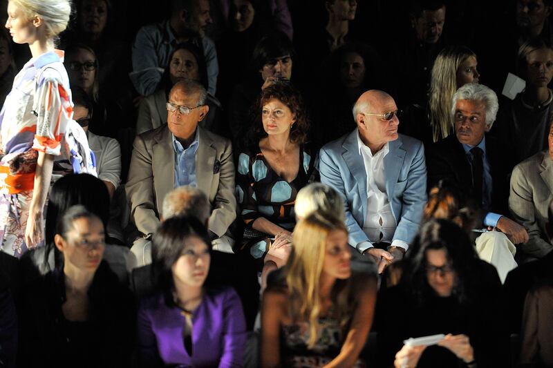 galleries/2011/09/12/new-york-fashion-week-spring-2012-day-4-photos/fashion-day4-dvf-crowd_rwebrg