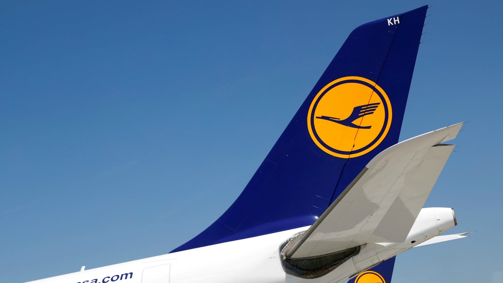 cheats/2016/12/12/lufthansa-flight-to-germany-diverted-to-jfk-over-bomb-threat/161212-lufthansa-flight-diverted-threat-cheat_gosnqq