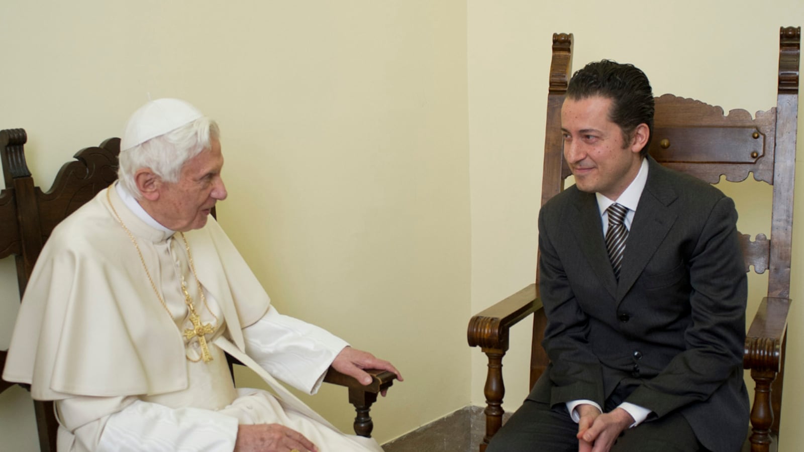 articles/2012/12/22/pope-pardons-his-butler-paolo-gabriele/nadeau-pope-xmas-pardon-tease-embed_dvyg0l