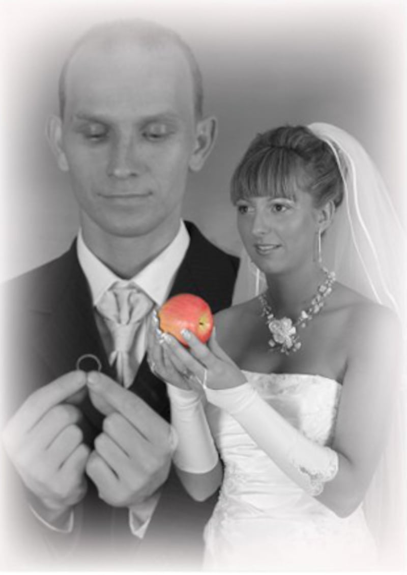 galleries/2011/02/10/awkward-valentine-s-photos/awkward-vday---an-apple-a-wedding-day_kol78w