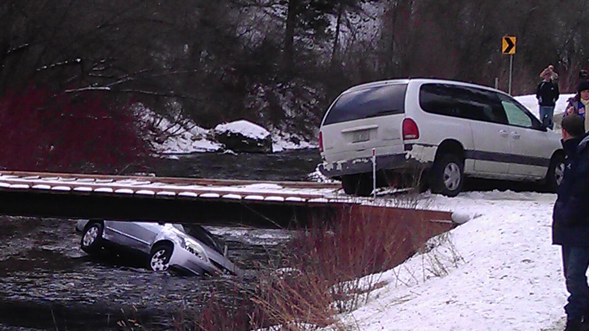 cheats/2012/01/02/passersby-save-children-from-river/passer-by-saves-children-car-river-cs_jfnm6g