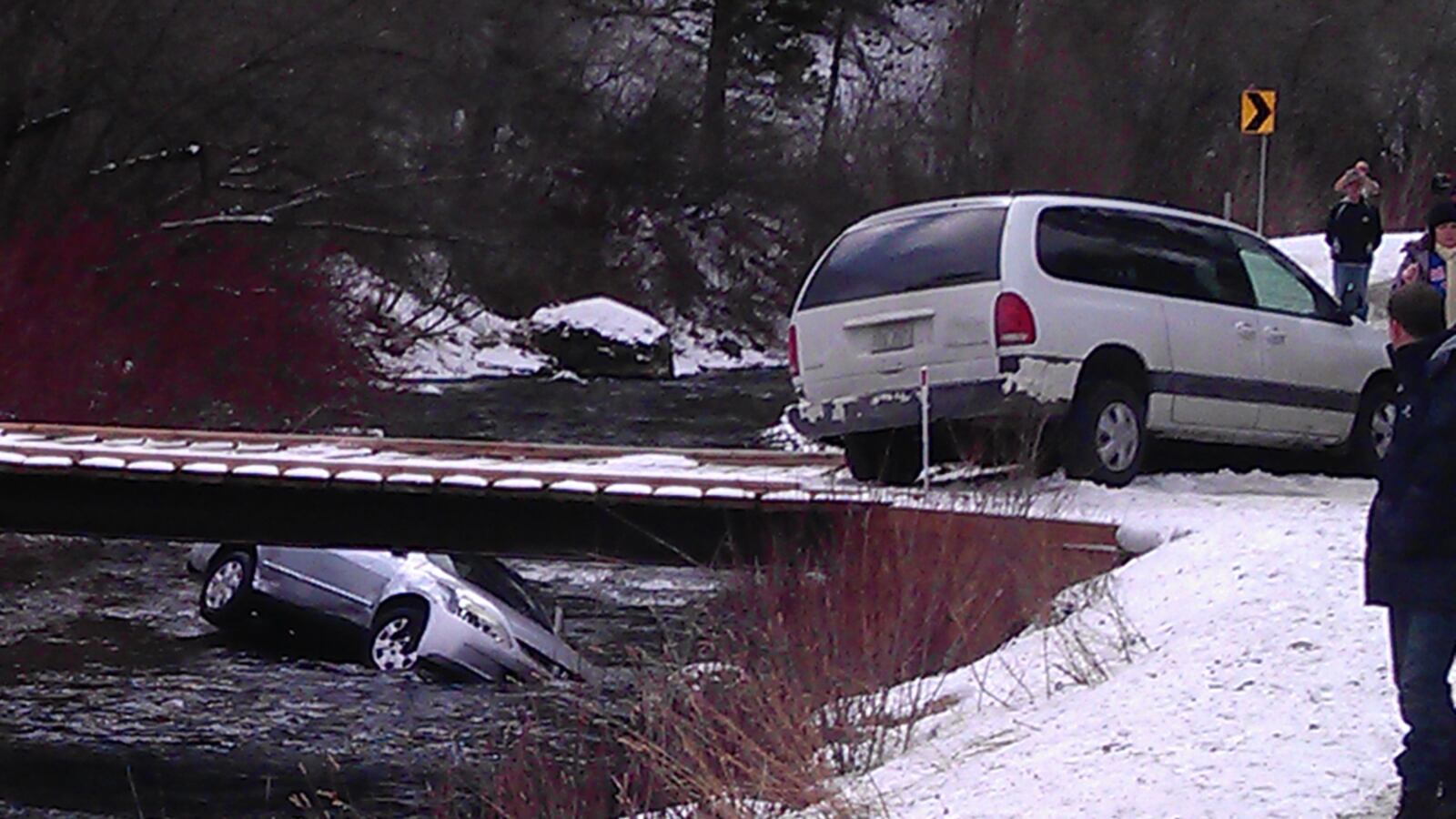 cheats/2012/01/02/passersby-save-children-from-river/passer-by-saves-children-car-river-cs_jfnm6g