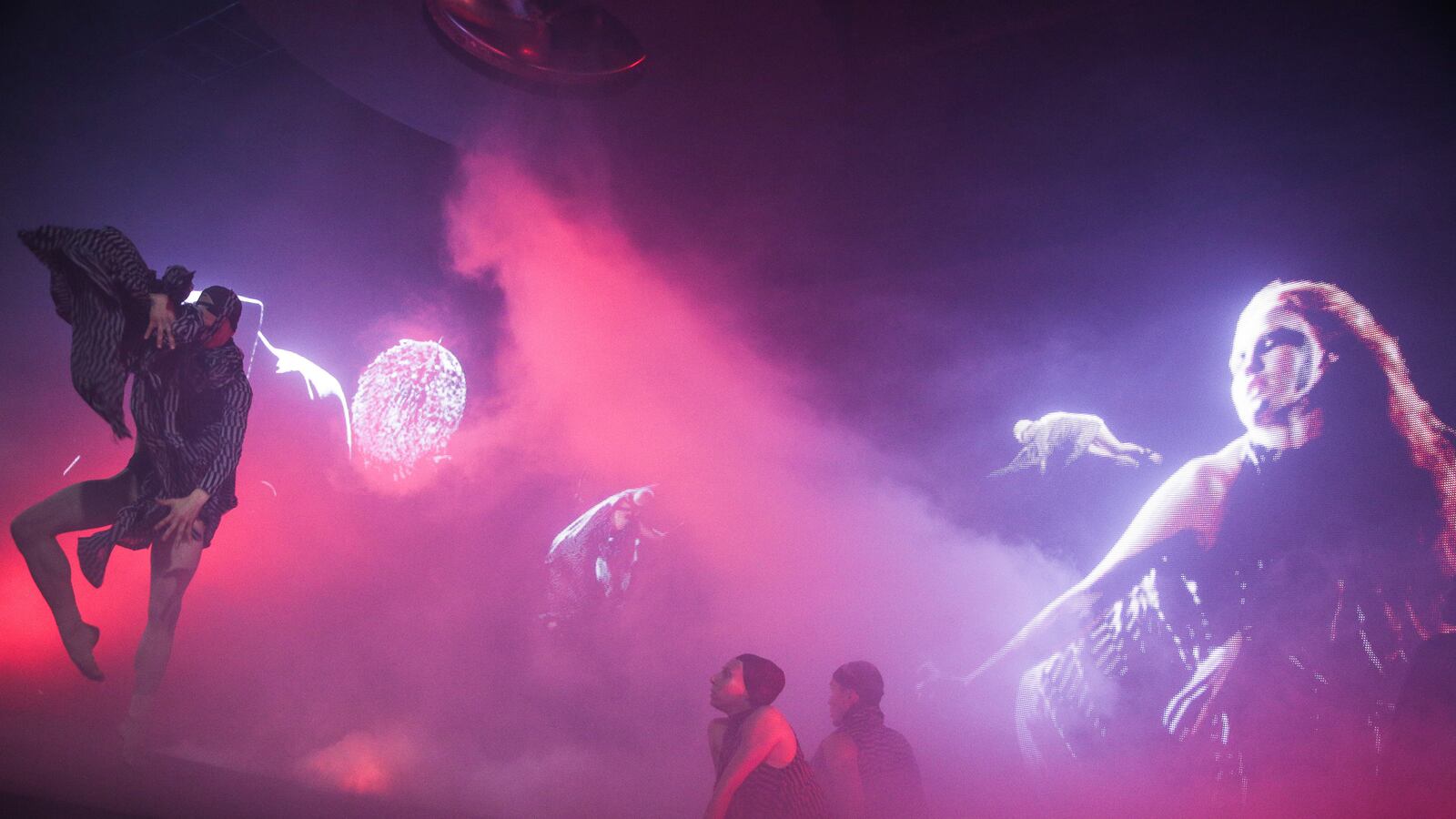 articles/2014/09/05/gareth-pugh-s-fashion-show-lacked-fashion-but-not-passion/140905-jjones-gareth-pugh-tease_vv5j29