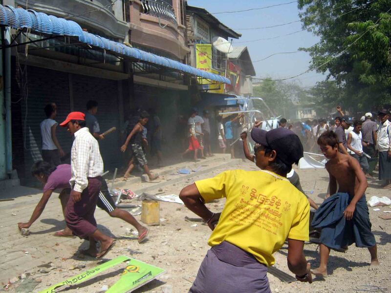 galleries/2013/03/22/uproar-in-burma-see-the-shocking-photos/myanmar-riots-10_a7sgal