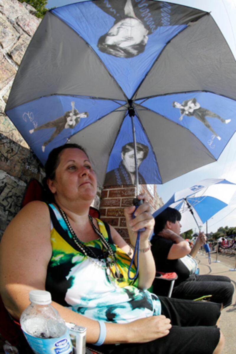 galleries/2012/08/16/vigil-at-graceland-35th-anniversary-of-elvis-s-death-photos/elvis-vigil-umbrella_isepmp