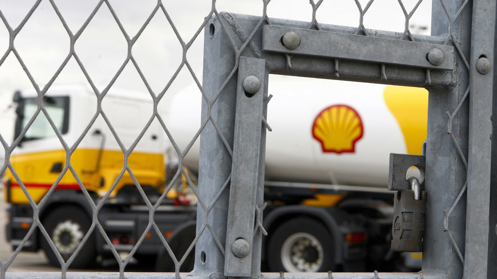 cheats/2015/05/12/shell-wins-approval-for-arctic-driling/150512-shell-arctic-drilling-cheat_hpswl4