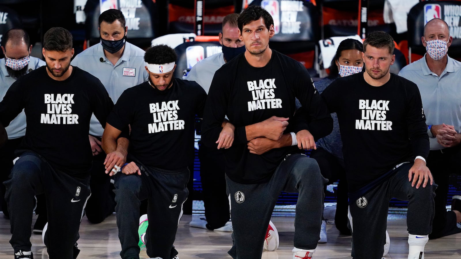 2020-08-03T011544Z_1567202438_NOCID_RTRMADP_3_NBA-DALLAS-MAVERICKS-AT-PHOENIX-SUNS_orvqf8