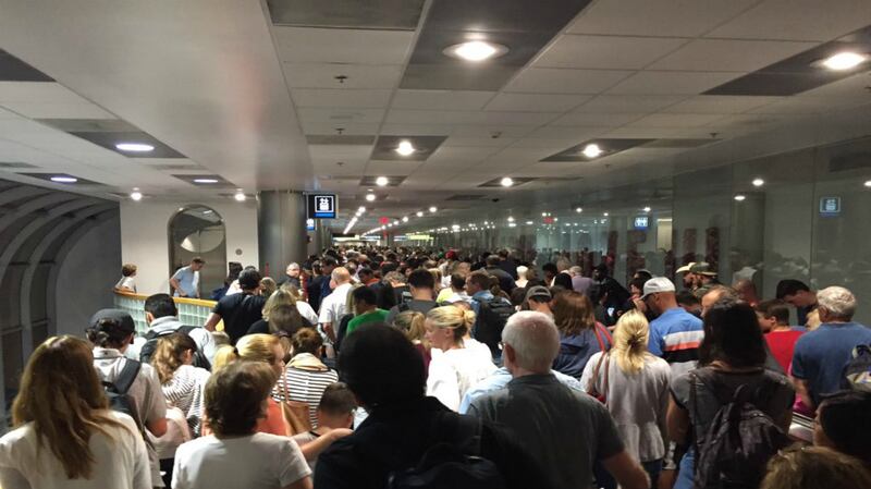 cheats/2017/01/03/computer-malfunction-causes-chaos-at-airports-across-country/170102-airports-customs-delays-cheat_mm8mbm