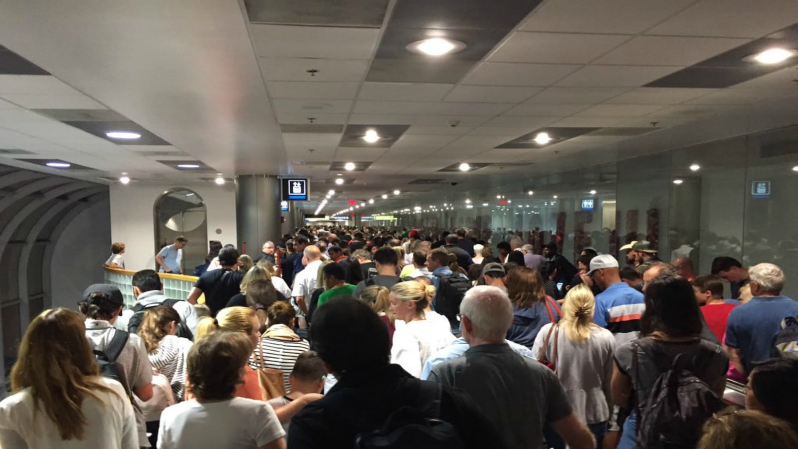 cheats/2017/01/03/computer-malfunction-causes-chaos-at-airports-across-country/170102-airports-customs-delays-cheat_mm8mbm