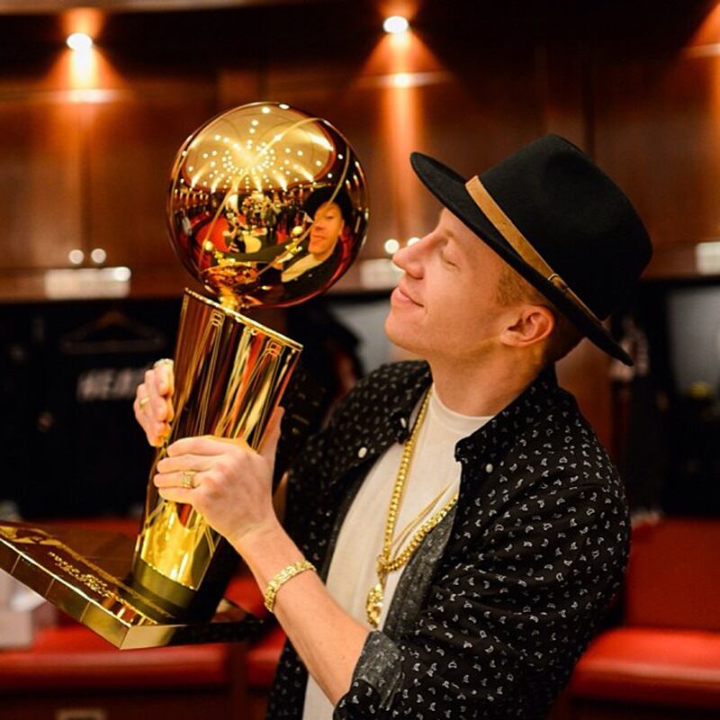 galleries/2013/12/01/miley-cyrus-james-franco-the-week-s-best-celebrity-selfies-photos/131126-celeb-selfies3_yxvfc5