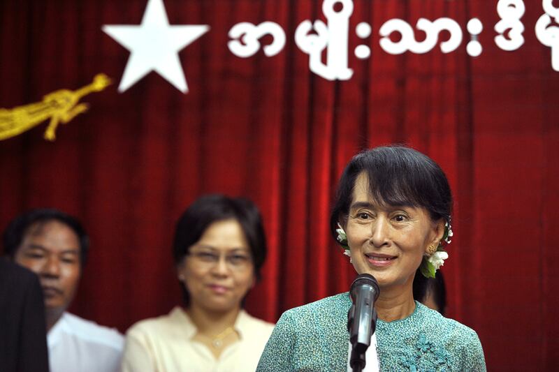 articles/2012/04/30/aung-san-suu-kyi-will-join-burma-parliament-and-hopes-to-reform-constitution/suu-kyi-popham-teaser_saaszz