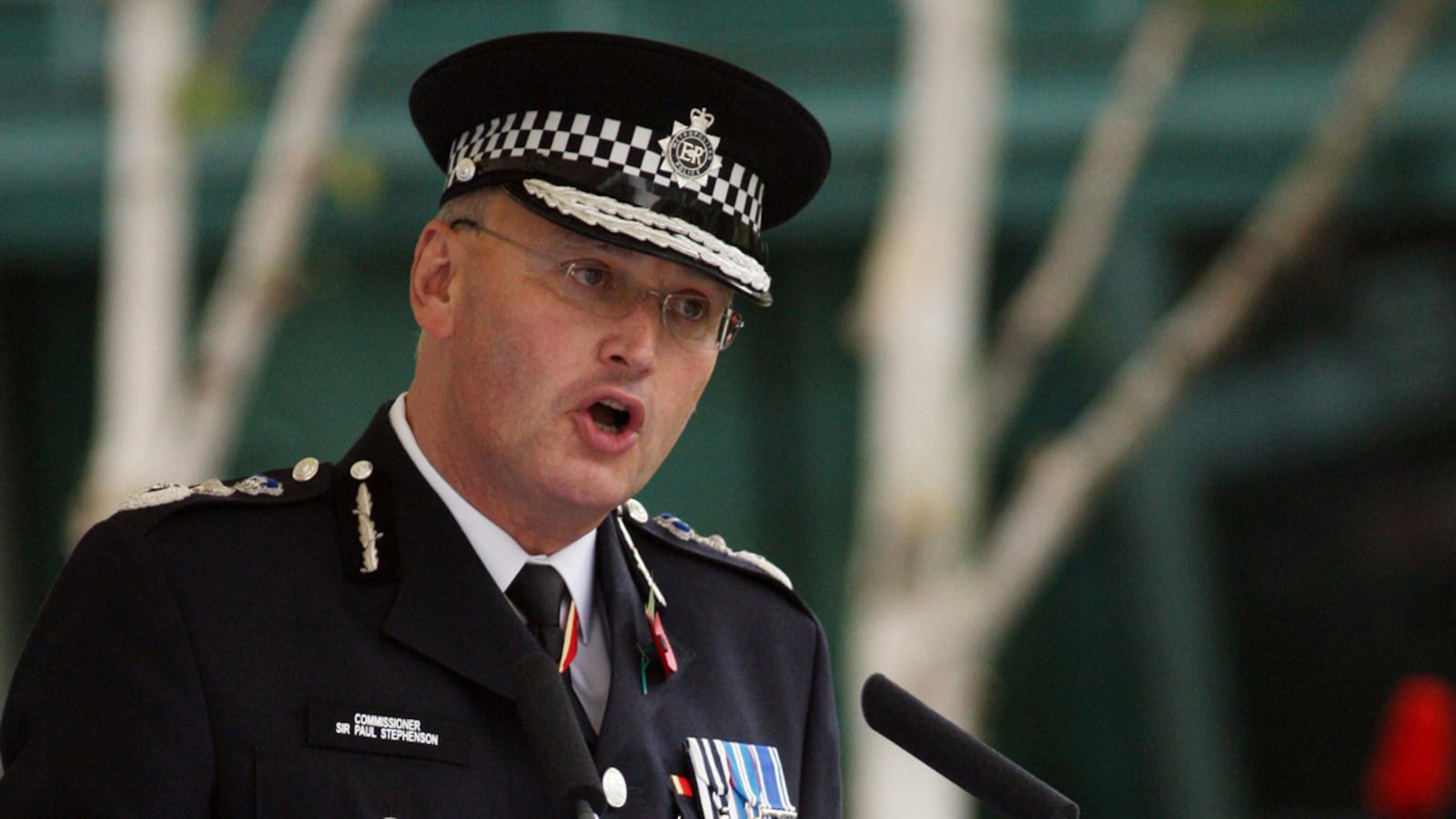 cheats/2011/07/17/britain-s-met-police-commissioner-quits/sir-paul-stephenson-quits-cheat_w1gb25