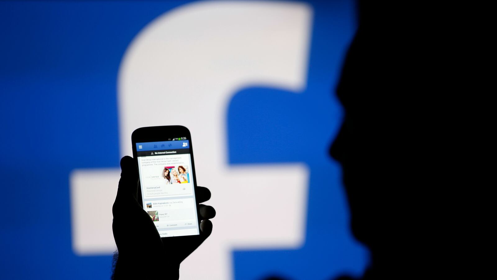 cheats/2016/08/26/facebook-automates-its-trending-topics/160826-facebook-trending-topics-cheat_hztsxi