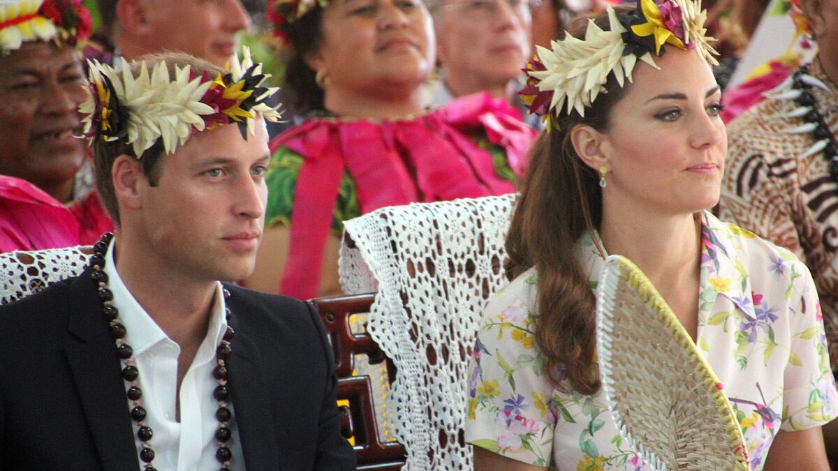 articles/2012/10/29/french-cops-prepare-to-swoop-on-kate-middleton-s-topless-photographer/will-kate-tuvalu-getty_sk53xt