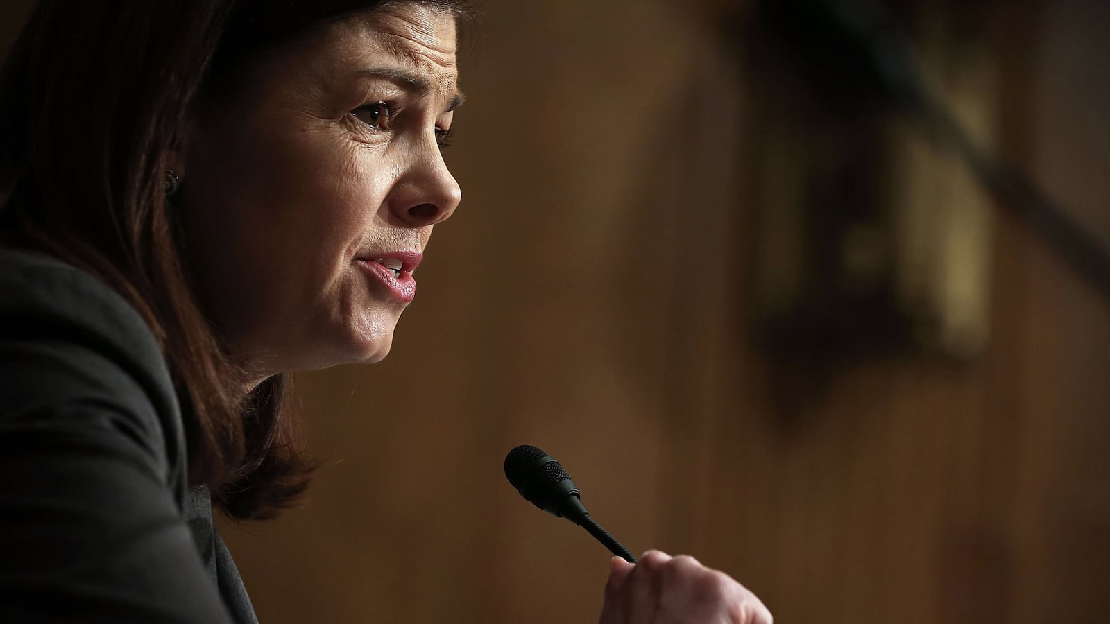 cheats/2013/05/01/sen-ayotte-confronted-on-gun-vote/130501-ayotte-gun-control-cheat_ymblba