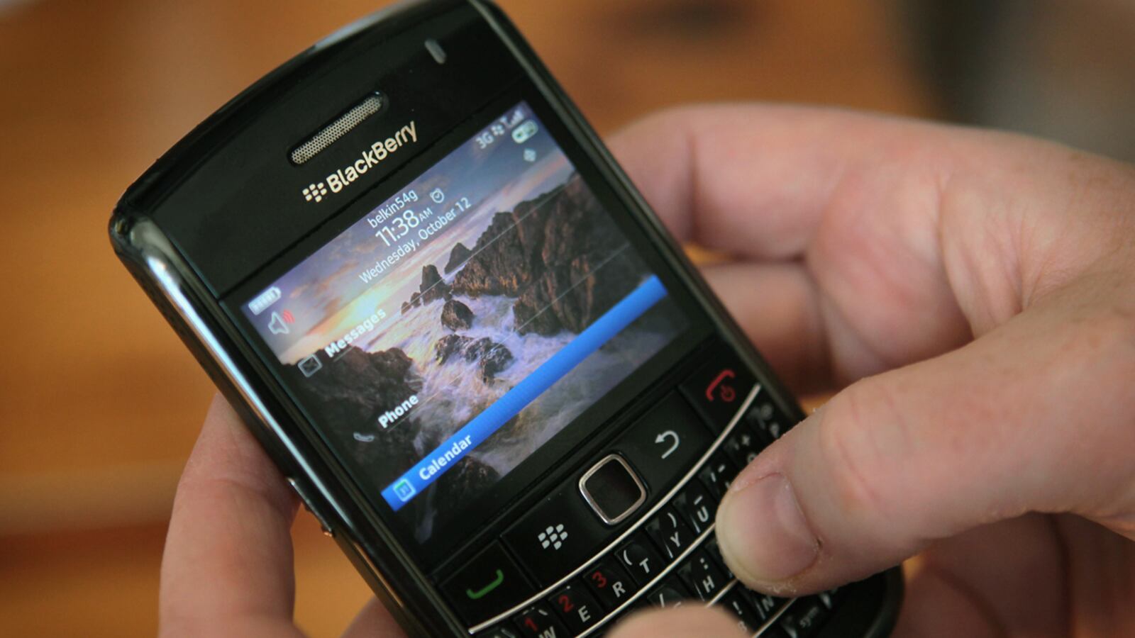 cheats/2011/12/23/vw-to-shut-off-blackberries/blackberry-email-service-outage-cheat_o9myni