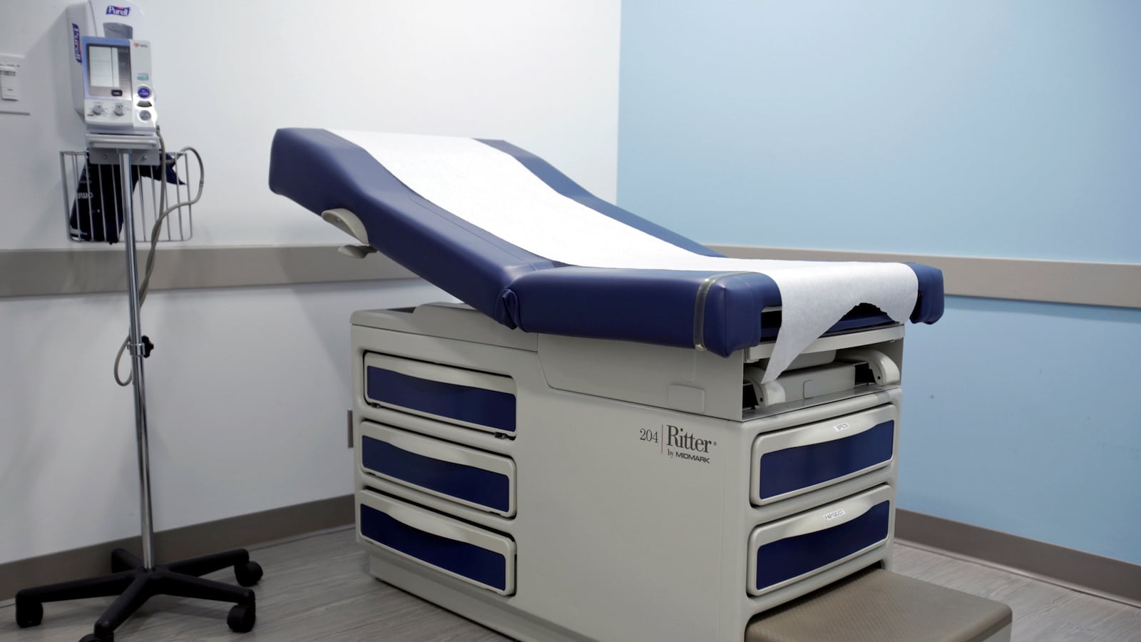 2020-04-06T204207Z_1223033776_RC28ZF9LWCLD_RTRMADP_3_HEALTH-CORONAVIRUS-USA-ABORTION_irb6xt