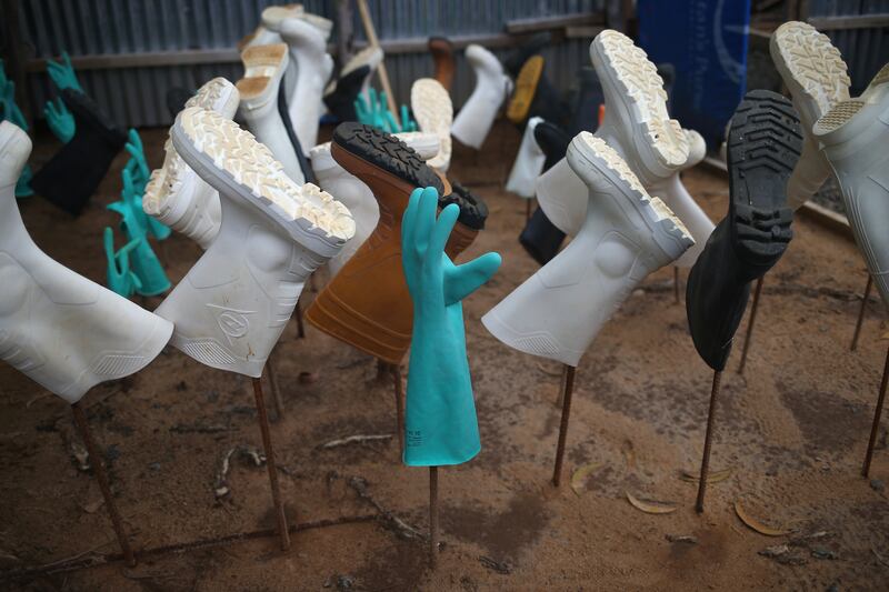 galleries/2014/10/23/portrait-of-an-epidemic-the-front-lines-of-ebola/141022-john-moore-ebola-08_puuu10