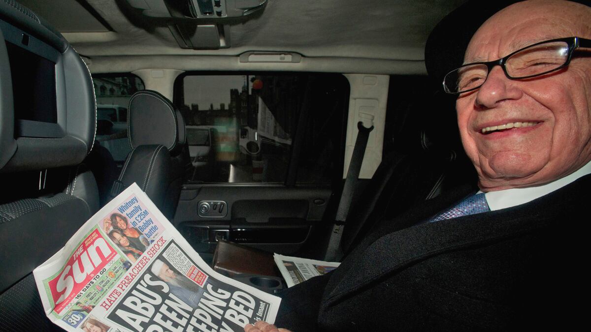 cheats/2012/02/17/murdoch-visits-angry-sun-staff/rupert-murdoch-visits-sun-staff-cheat_m4cvhl