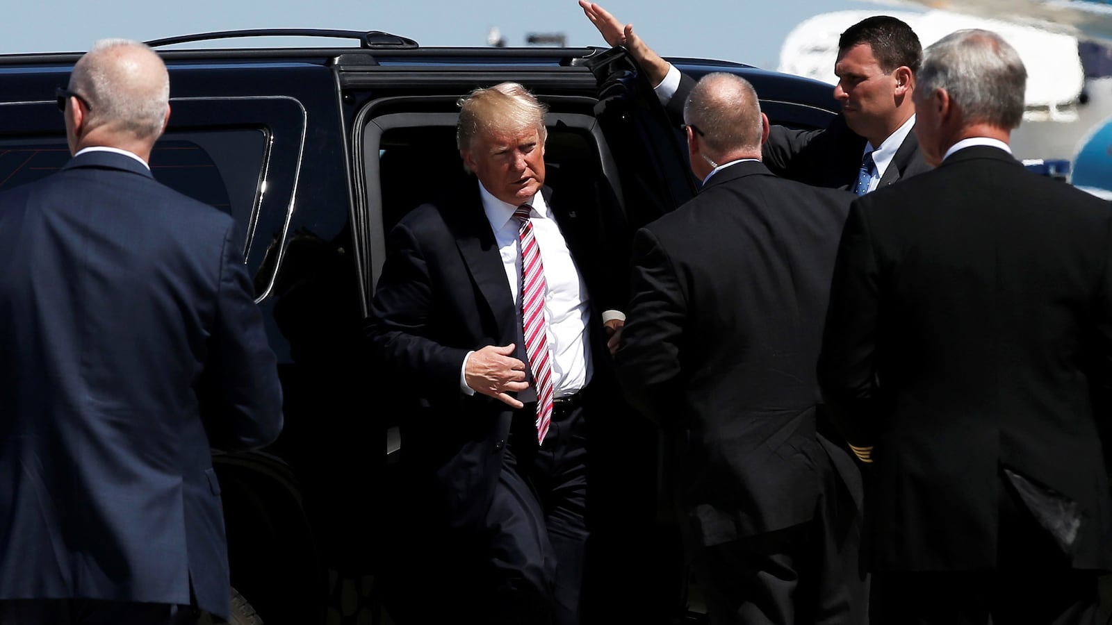 articles/2016/09/12/11-private-security-firms-guarding-donald-trump/160911-Nuzzi-trump-tease_opehfa