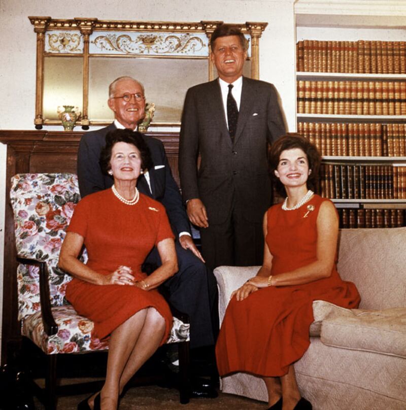 galleries/2009/11/03/mommy-dearest/mommy-dearest---jfk-family_ur05at