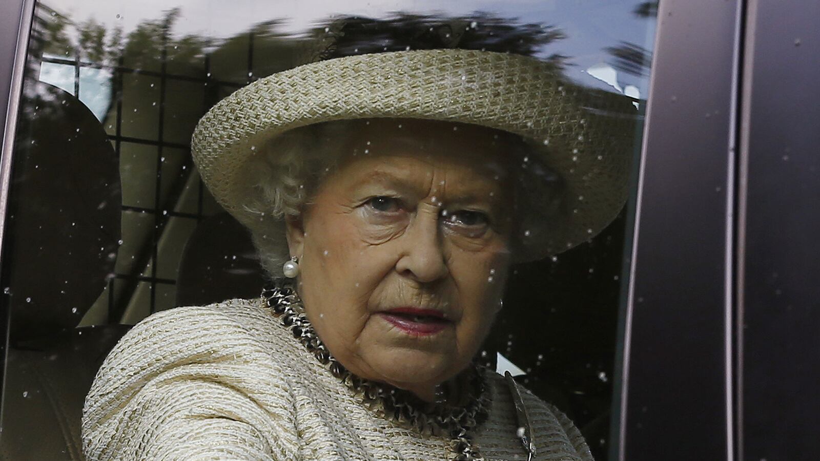 cheats/2014/09/15/queen-warns-scotland-about-its-future/140915-queen-scotland-cheat_gsh5y6