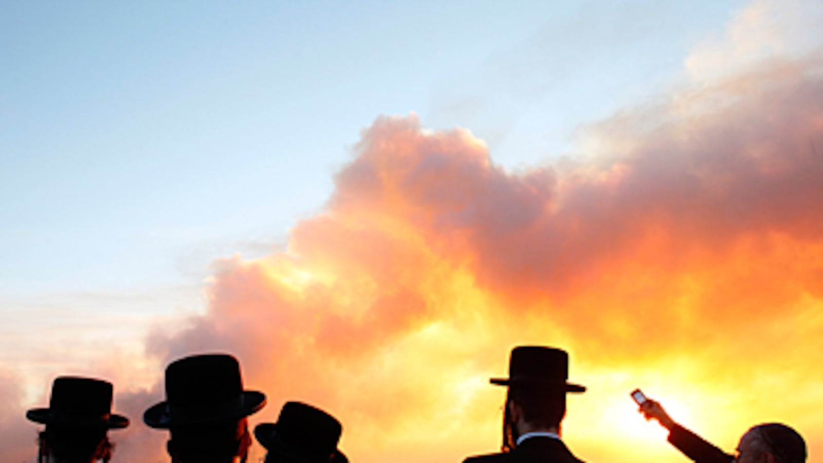 articles/2010/12/05/israel-forest-fire-how-countries-rushed-to-help/oz-salzberger-israel-fire_145274_ijea0l