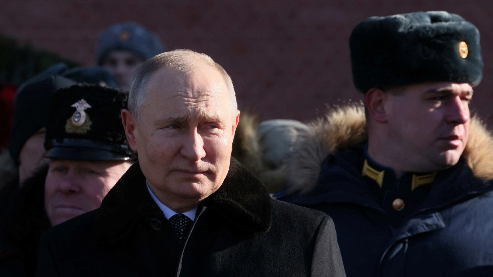 2023-02-23T111537Z_229876740_RC2ZGZ9UHN0B_RTRMADP_3_UKRAINE-CRISIS-PUTIN-WREATH_rqkqq9