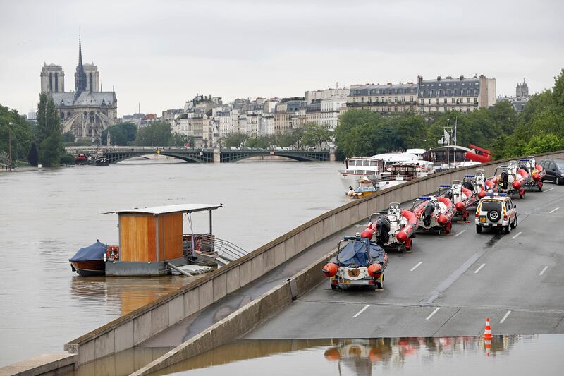 galleries/2016/06/03/the-city-of-light-underwater/160603-paris-flooding-09_beptej