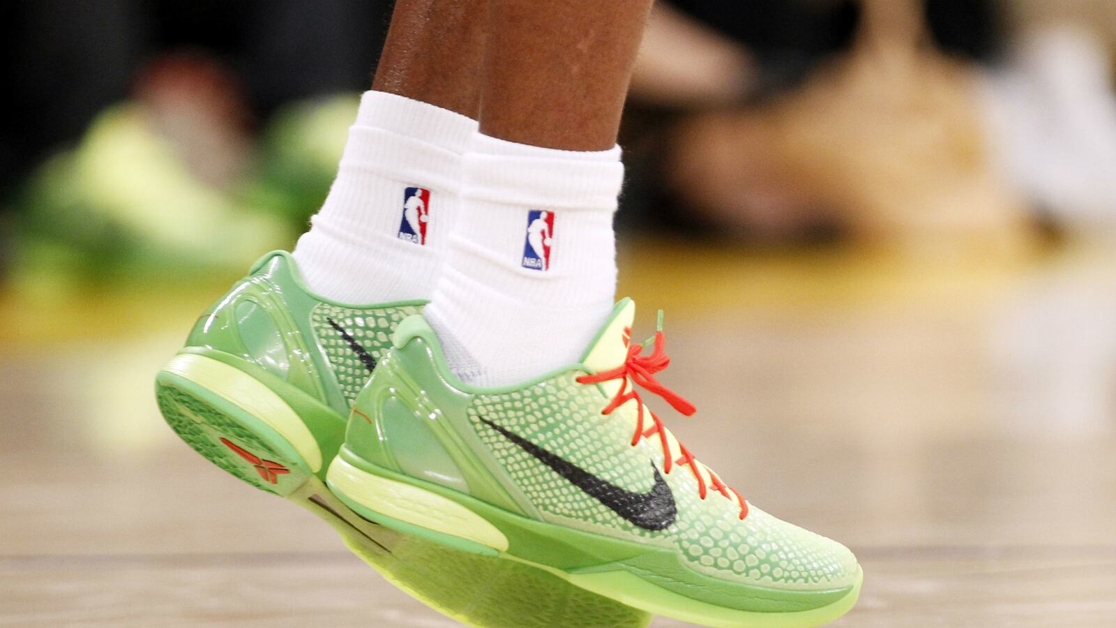 cheats/2015/06/10/nike-logo-to-appear-on-nba-uniform/150610-nike-nba-cheat_yayuwj